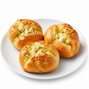 Gefüllte Brötchen mit Käse und Schafskäse