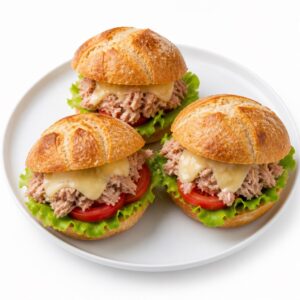 Gefüllte Brötchen mit Käse und Thunfisch